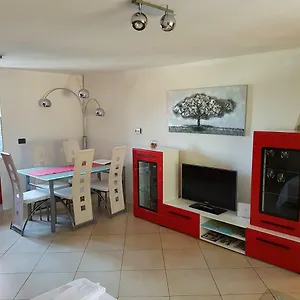 Apartman Chuck, Vrh